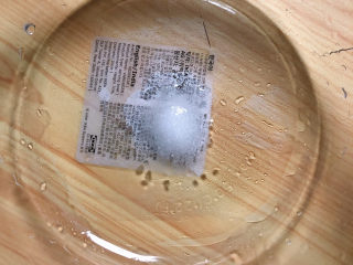 5、荔枝罐头,取一个大碗，放入少许盐。