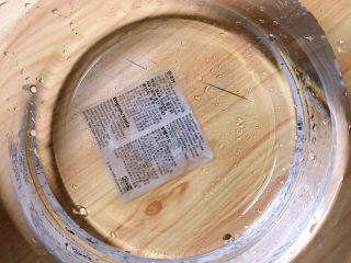 6、荔枝罐头,倒入水将盐融化。