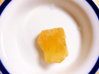 9、荔枝罐头,准备一块冰糖。