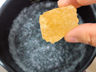 10、荔枝罐头,取一个小奶锅，放入水煮开锅，放入冰糖。