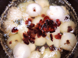 15、荔枝罐头,再放入蔓越莓干，继续熬煮。