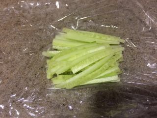 15、中华冷面,黄瓜去皮,切片再切丝。