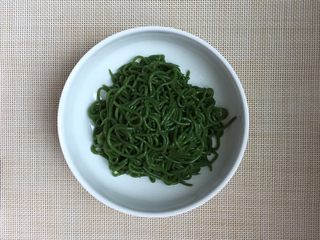 17、中华冷面,煮好面,用凉水冲洗一下。然后沥干水分,放在碗底。