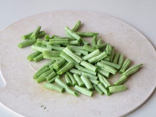 2、土豆豆角焖饭,豆角洗净切段；