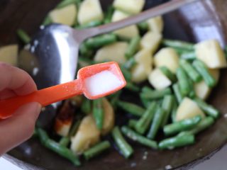 9、土豆豆角焖饭,放入盐