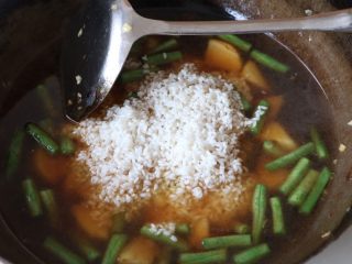 11、土豆豆角焖饭,最后放入大米，大火烧开转小火，焖15分钟左右即可；