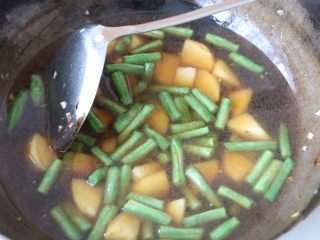 10、土豆豆角焖饭,翻炒均匀后，倒入足够多的清水；