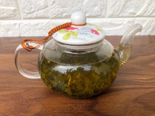 2、果茶,首先把茉莉花茶用开水冲洗一遍,沥干水,倒入茶壶里,倒入开水泡5分钟。