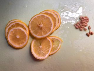 4、果茶,柠檬用盐搓洗表皮,搓洗好以后切成薄片,把柠檬籽挑出来扔掉,要不然会有苦味。