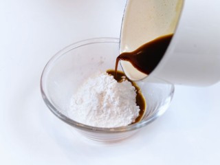 4、珍珠奶茶,加入木薯粉中,一点点的倒入,边倒边搅拌(不同牌子的木薯粉吸水性不同,如果液体全加入后发现面团还是很干,可以继续加入热水)