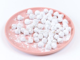 7、珍珠奶茶,搓好的珍珠放入撒了木薯粉的盘子中,防止粘在一起