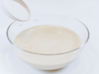 10、珍珠奶茶,在杯中倒入150g牛奶