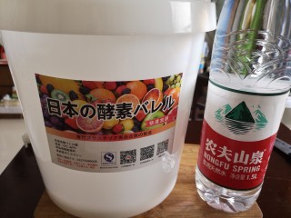 1、火龙果酵素,准备好水和发酵桶，这个桶是特制的发酵桶，打开盖有一股牛奶味飘出哦????