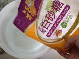 2、火龙果酵素,加入6L水后，倒入800克的糖。