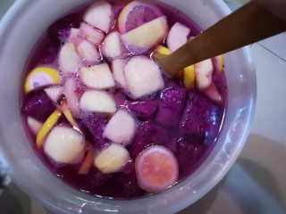 6、火龙果酵素,这个是第一天的状态，只有一点点的气泡，用木勺搅拌一下，每天早晚各一次。