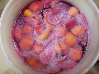 8、火龙果酵素,这个是第七天的状态，浮沫已经很多了，这个时候可以出桶了。用这个特制发酵桶一般室温在28度左右7天就可以出桶了。