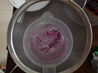 9、火龙果酵素,用筛子过滤发酵液。