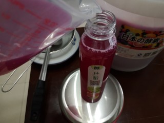 10、火龙果酵素,过滤出来的酵液装瓶，冰箱冷藏，最好在15-20天左右喝完。