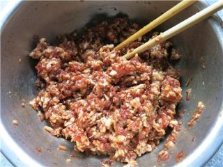2、层层美味-京东肉饼,顺着一个方向搅拌上劲