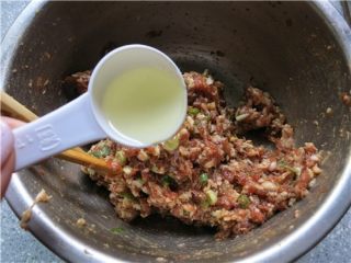 5、层层美味-京东肉饼,最后再放上花生油15ml调匀放一旁备用