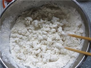 6、层层美味-京东肉饼,面粉放一容器内用130克的开水搅拌成絮状