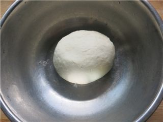 9、层层美味-京东肉饼,再次揉匀饧制10分钟