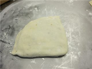 16、层层美味-京东肉饼,将开口处的边折进去边缘压实不要露馅，沿边压实，用手拍扁或者用擀面杖赶赶使饼平整些
