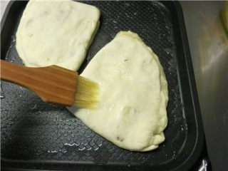 18、层层美味-京东肉饼,将煎烤机里的油用毛刷沾着刷到饼皮上面，盖上盖，中间不用翻面