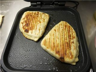 19、层层美味-京东肉饼,时间到饼熟了，立即从煎烤机里取出装盘即可