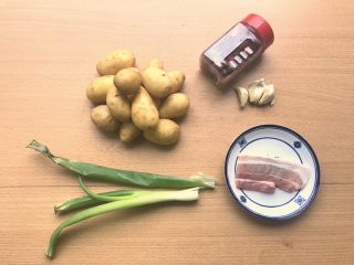 1、椒盐土豆,准备好5样食材。家里小香葱几天没浇水恹恹的所以将就用了大葱...可以的话尽量用香葱哦!