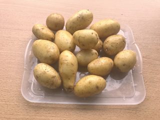 2、椒盐土豆,土豆洗干净,因为是带皮煎,所以一定要清理干净。