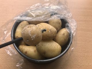 5、椒盐土豆,像这样能够很轻易被筷子戳破并且对穿。