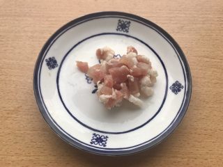 6、椒盐土豆,在此期间处理辅料。将培根切成小丁。