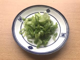 7、椒盐土豆,香葱切成葱花。