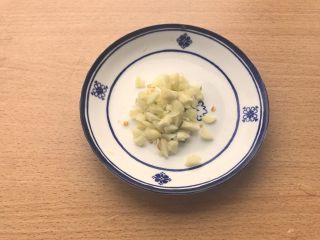 8、椒盐土豆,大蒜切成蒜末。懒的话至少切成我这种蒜丁。