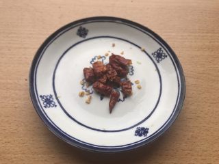 9、椒盐土豆,干辣椒最好切碎,懒如我切了对半口感就没有碎的那么好。