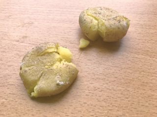 10、椒盐土豆,将土豆用刀身压扁。熟透的土豆应该稍微一压就破开扁下去。注意力度别太过猛,那就成土豆渣渣了...