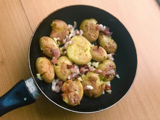 14、椒盐土豆,小火,放入培根丁,让培根尽量贴底出油。