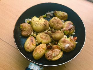 15、椒盐土豆,加入椒盐粉,颠下锅,使椒盐完美裹住土豆。