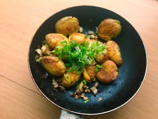 16、椒盐土豆,放入葱花,再颠下锅就可以出锅了。