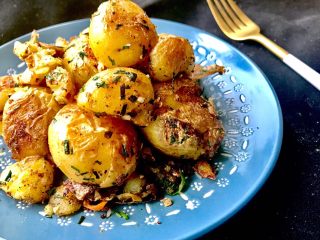 17、椒盐土豆,看皱皱金黄的酥皮,咬一口外酥里糯,有培根的油脂香和葱香,更有椒盐香气让人食指大动!