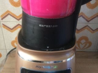 2、双色果蔬芋圆,火龙果皮切小块后加入一点清水，用破壁机打成汁；