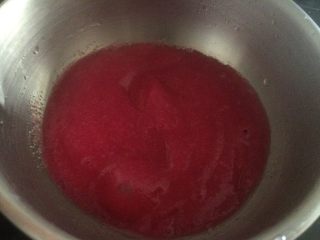 4、双色果蔬芋圆,火龙果皮汁倒入小奶锅，加入适量细砂糖，煮开；