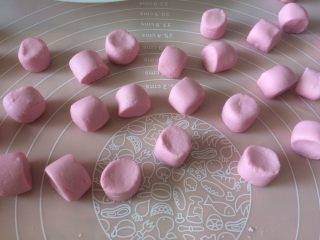 7、双色果蔬芋圆,然后搓成小长条，用刀切成等大的小剂子；