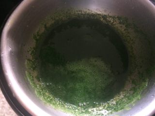 8、双色果蔬芋圆,火龙果圆子做好继续做菠菜圆子，菠菜汁倒入小奶锅，加入适量细砂糖，煮开；