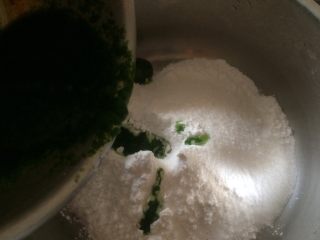 9、双色果蔬芋圆,趁热将菠菜汁倒入剩下的木薯粉中；