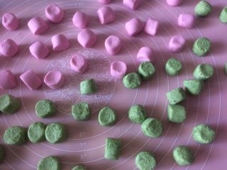 12、双色果蔬芋圆,全部做好的果蔬圆子；