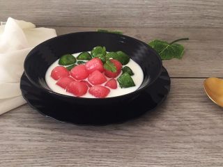 14、双色果蔬芋圆,煮好的芋圆盛入碗中，加入牛奶或者糖水即可食用！