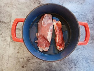 2、清汤牛肉面,洗干净后冷水放入锅中