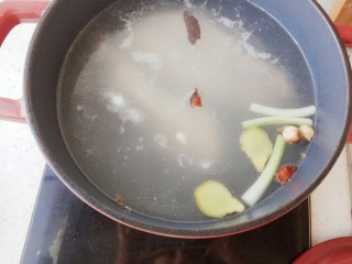 8、清汤牛肉面,将汤锅放入燃气灶上